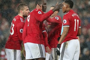  曼城铁卫头槌制胜，连续十场零封创英超新纪录  