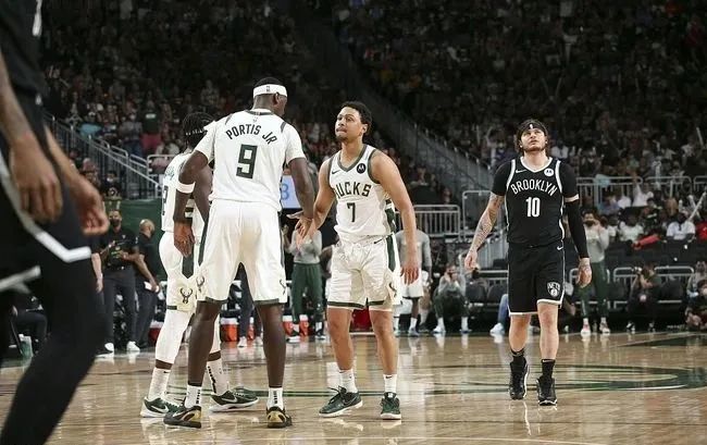  库里三分雨浇灭热火反扑势头  